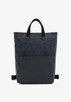 Bolsa tote geométrica azul marino con un patrón triangular texturizado, dos asas negras y un bolsillo frontal con cremallera para almacenamiento.