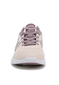 Chaussure de sport rose pâle avec une tige en maille, des lacets texturés et un col rembourré. Présente une semelle blanche avec une légère touche de violet.