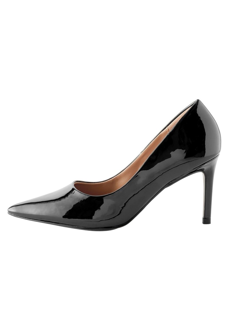 Zwarte pumps van lakleer met hoge hakken, een spits toelopende neus en een gladde textuur. Kenmerken een laag uitgesneden voorkant en een slanke stilettohak.