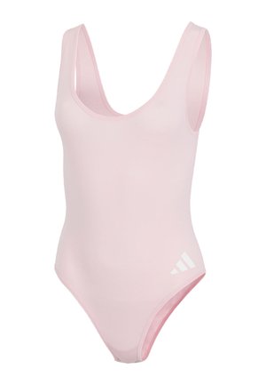 Jasnoróżowy jednoczęściowy strój kąpielowy z okrągłym dekoltem i szerokimi ramiączkami, z małym białym logo Adidas na biodrze.