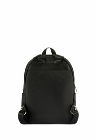 Czarna plecak z gładką powierzchnią, zaokrąglonym kształtem, wyściełanym uchwytem oraz regulowanymi paskami. Posiada zamykaną na zamek główną komorę.