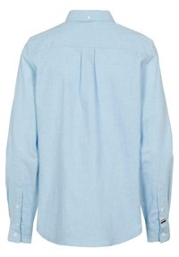 Camicia azzurra a maniche lunghe, realizzata in un tessuto morbido, con colletto button-down e una piega sul retro per il comfort. Polsini con bottoni e dettagli a contrasto.