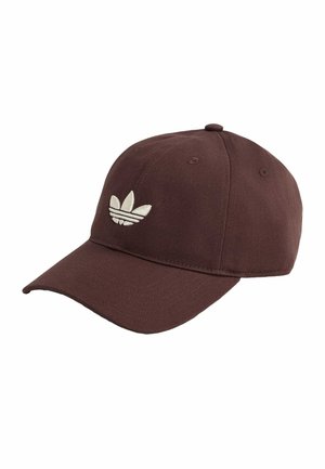 Casquette de baseball marron foncé avec une visière incurvée et un logo Adidas trefoil blanc brodé sur le panneau avant.