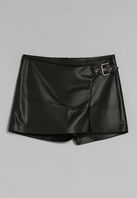 Svart fusk läder mini kjol med en slät textur, vinklad design och ett sidofäste, med en dold dragkedja.