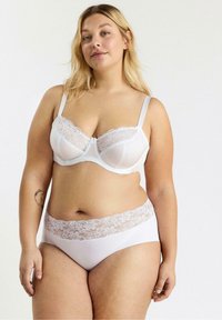 Hvid blonde bh og matchende trusser. Bh'en har justerbare stropper og blomsterblonde detaljer; trusserne har en blondekant. Glat stofstruktur.