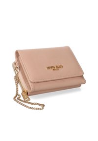 Lichtroze synthetisch leren schoudertas met een omgevouwen flap, gouden logo-detail en een gouden kettingriem. Vlotte textuur en compact ontwerp.