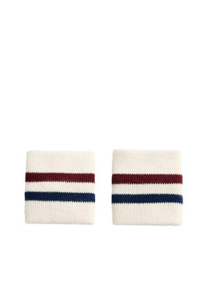 Pari valkoisia neulottuja rannekkeita, joissa molemmissa yksi punainen ja yksi sininen vaakasuora raita.