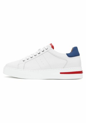 Baskets en cuir blanc avec un bout rond, des coutures ton sur ton et une semelle en caoutchouc. Présente des accents rouges et bleus sur le talon et le côté.