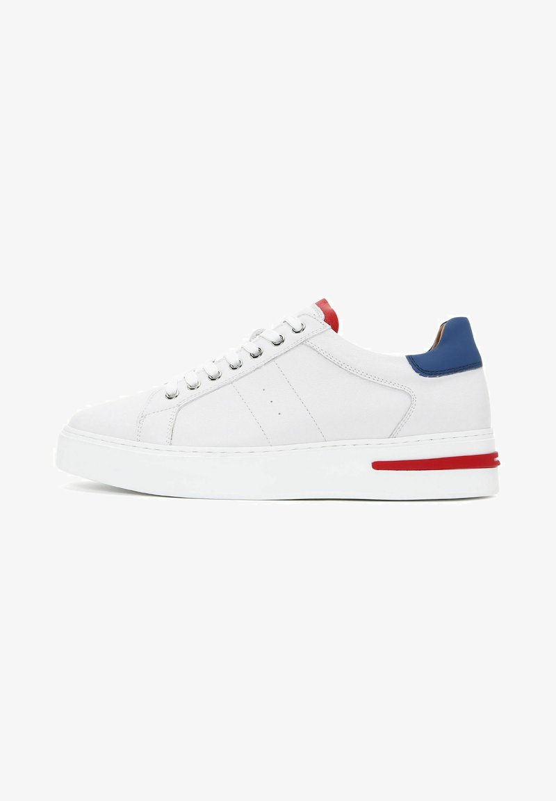 Baskets en cuir blanc avec un bout rond, des coutures ton sur ton et une semelle en caoutchouc. Présente des accents rouges et bleus sur le talon et le côté.