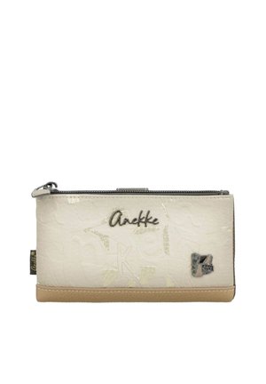 Cartera rectangular beige y marrón claro con cremallera en la parte superior, logo "Anekke" en letras metálicas y pequeño emblema metálico con bandera y texto en el frente.