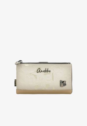 Cartera rectangular beige y marrón claro con cremallera en la parte superior, logo "Anekke" en letras metálicas y pequeño emblema metálico con bandera y texto en el frente.