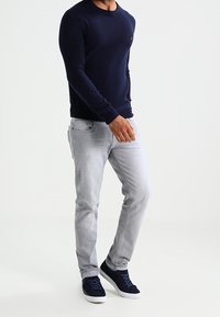 Farah Stickad tröja - dark blue