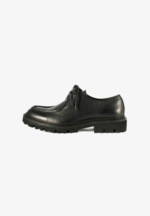 Czarne skórzane buty derby z grubą podeszwą z bieżnikiem i zaokrąglonym noskiem, z wiązaniem i teksturowanym detalem na cholewce.