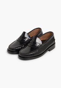 Sorte patenterede læder loafers med et elegant design, syet detaljer på tåen og en lav blokhæl. Indvendigt har de en brun polstret foring.
