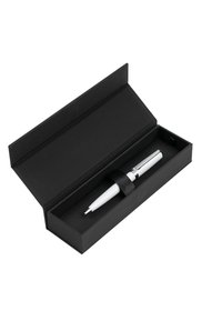 Balts pildspalva ar sudraba akcentiem, novietota melnā taisnstūra kastē ar magnētisko aizdari un melnu auduma turētāju.
