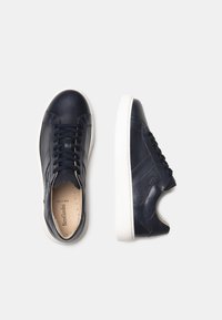 Sneakers in pelle blu navy con suola in gomma bianca, punta rotonda e design con lacci. Presentano accenti perforati sui lati e una texture liscia.