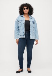 ONLY Carmakoma CARWILLY - Skinny džíny - dark blue denim