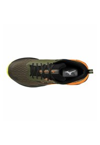 Chaussure de sport verte et orange avec des lacets noirs, design en maille alvéolaire et semelle intérieure de marque vue de dessus sur un fond blanc.