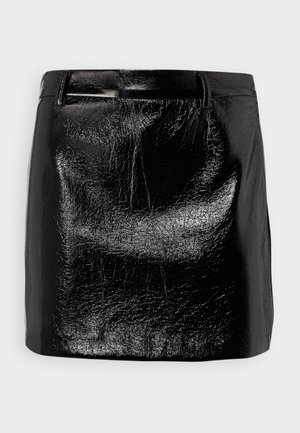 Fekete bőr mini szoknya fényes felülettel, sima textúrával, egyenes fazonnal és diszkrét varratokkal a deréknál.