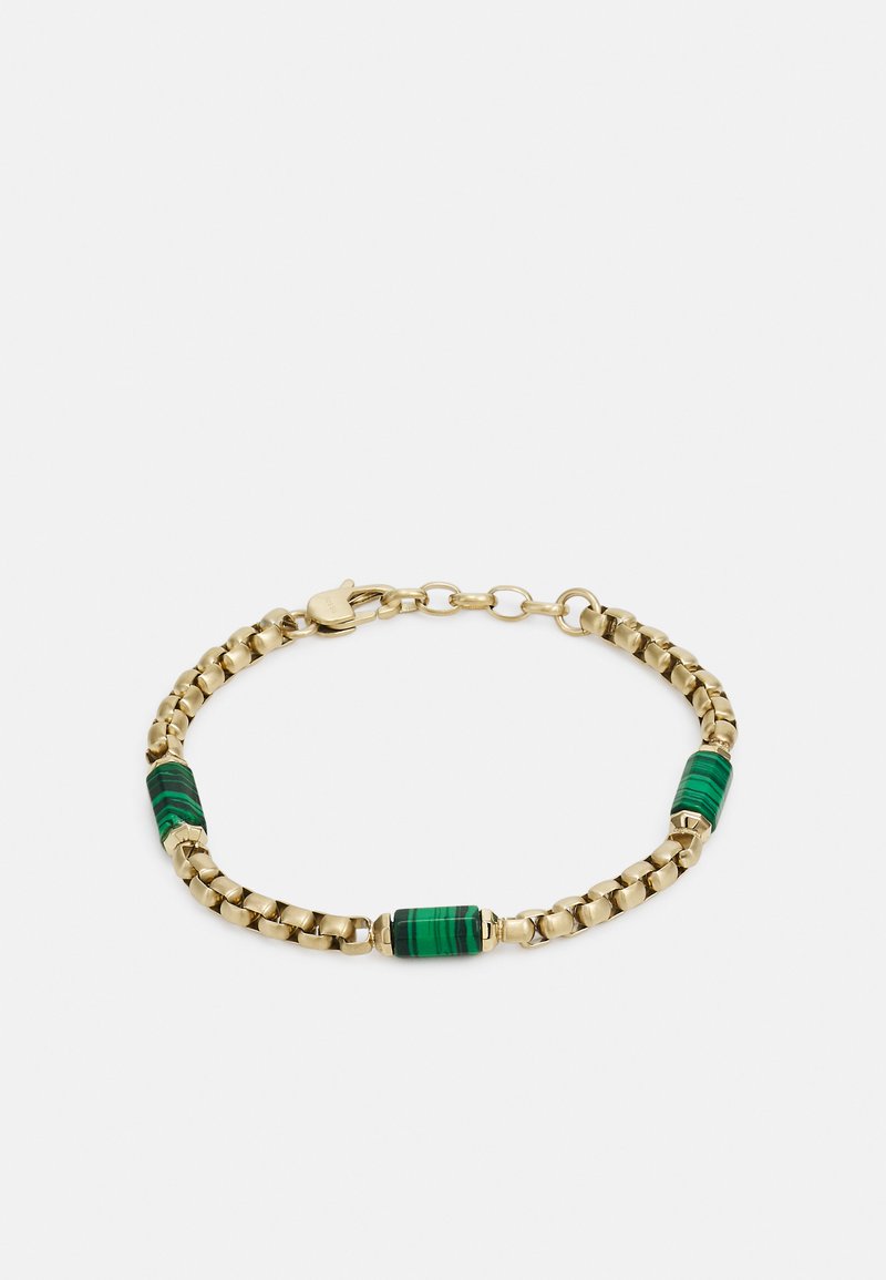 Bracelet en chaîne dorée avec deux accents en malachite verte aux motifs rayés, combinant des éléments lisses et texturés. Fermoir inclus.