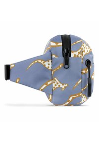 Runder, blauer Stoffbeutel mit einer strukturierten Oberfläche, der ein braun-weißes Tiermuster aufweist, einen schwarzen Reißverschluss und einen Seitengurt hat.