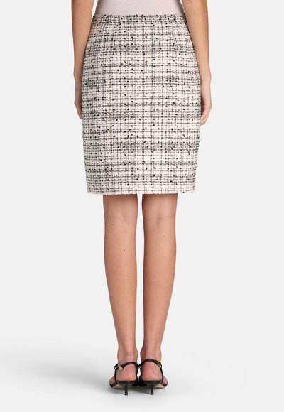 Vævet tweed blyantsnederdel i creme med sort ternet mønster. Figurformet design med en lige pasform og knælængde. Set bagfra.