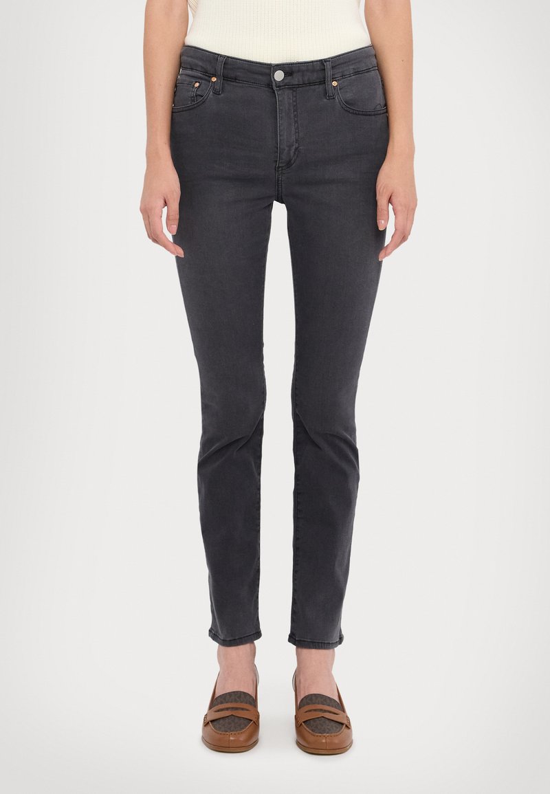 Blugi skinny gri închis, cu o textură netedă, design cu cinci buzunare și accente subtile de cupru pe accesorii. Asortați cu pantofi plata maro.