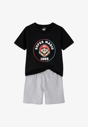 Black short-sleeve shirt with Super Mario face, text "Super Mario 1985," paired with light gray elastic waist shorts.