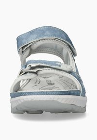 Sandales en textile bleu avec des brides blanches, fermetures ajustables à scratch, semelles intérieures rembourrées et semelles extérieures en caoutchouc gris texturé.