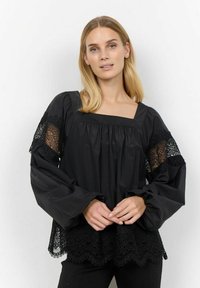 Sort bluse med teksturerede blondedetaljer p�å ærmerne og kanten, med firkantet halsudskæring og voluminøse ærmer, lavet af letvægtsstof.