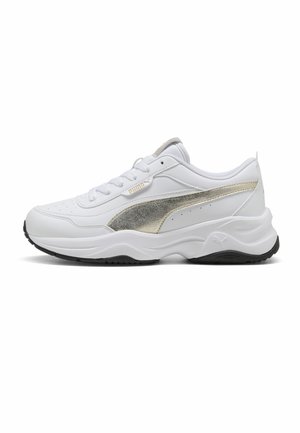 Witte sportieve sneaker met metallic gouden zijstreep, vetersluiting, dikke zool en zwarte buitenzool, gezien vanaf de buitenkant.