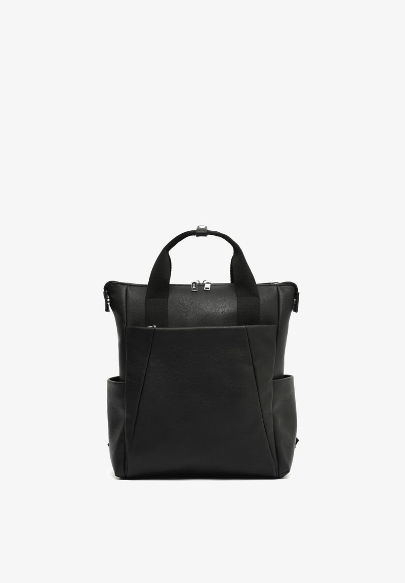 Svart läderryggsäck med dubbla handtag, ficka med dragkedja framtill och vinklade sidofickor. Slät textur och minimalistisk design.