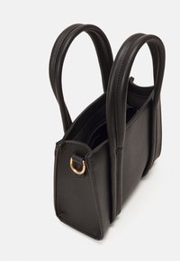 Musta nahkakäsilaukku, jossa on jämäkkä suorakulmainen muoto, kaksi pyöreää kahvaa ja kultainen rengaskoriste. Sisäpuolella on vetoketjullinen tasku.