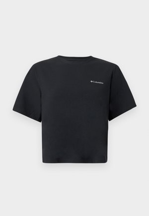 Zwarte cropped T-shirt met korte mouwen en een klein wit Columbia-logo op de linkerborst, ronde halslijn en eenvoudig ontwerp tegen een witte achtergrond.