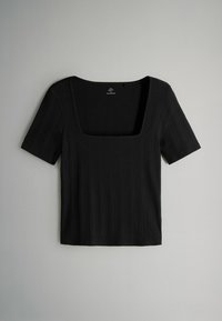 Čierny rebrovaný top s krátkym rukávom a štvorecovým výstrihom. Vyrobený z texturovanej látky, s vertikálnymi pruhmi a priliehavým strihom.