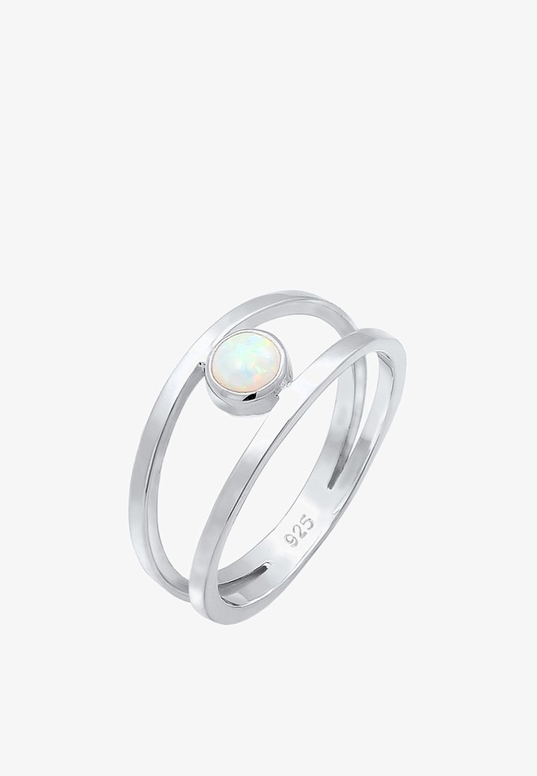 Bague à bande fendue en argent 925 ornée d'une pierre précieuse opale ronde sertie clos avec une finition polie et lisse.