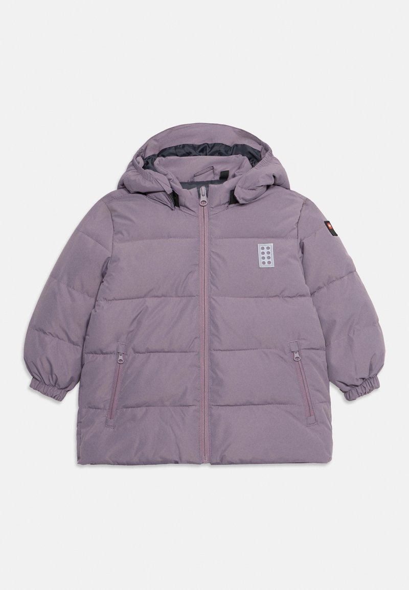 Lila Puffer-Jacke mit Reißverschluss vorne, Kapuze, elastischen Bündchen und zwei seitlichen Reißverschlusstaschen. Gestepptes Design mit Logo-Akzenten.