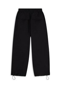 Pantalones negros de corte holgado con cinturilla elástica, dos grandes bolsillos traseros y puños elásticos en los tobillos.