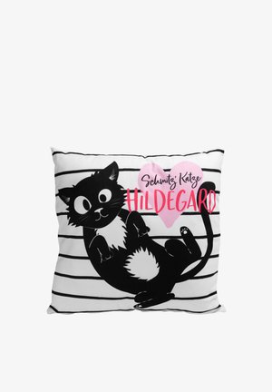 Cuscino quadrato con un gatto cartone nero con accenti di pelliccia bianca, su uno sfondo bianco con strisce orizzontali nere e un grafica di cuore rosa.