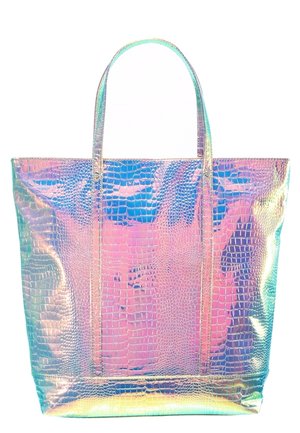 Sac fourre-tout irisé avec texture crocodile, forme rectangulaire, deux poignées, et une finition brillante reflétant des nuances de rose, bleu, vert et jaune.