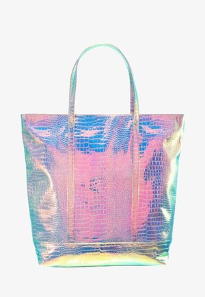 Sac fourre-tout irisé avec texture crocodile, forme rectangulaire, deux poignées, et une finition brillante reflétant des nuances de rose, bleu, vert et jaune.