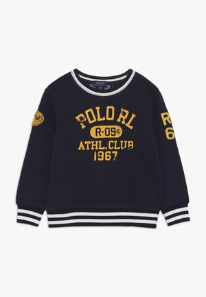 Sudadera azul marino de manga larga con texto amarillo "POLO RL ATHL. CLUB 1967", puños y dobladillo a rayas, y parches amarillos en las mangas.