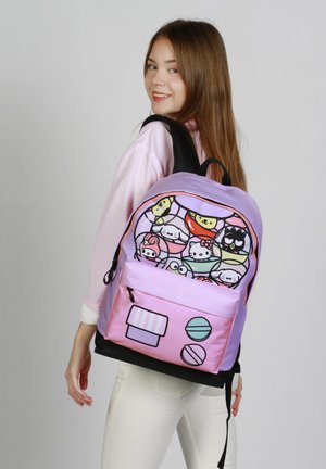 Mochila morada y rosa con estampados de personajes de dibujos animados, bolsillo frontal con cremallera y correas ajustables. Hecha de un tejido duradero.