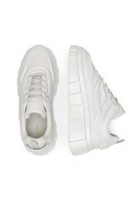 Zapatos deportivos blancos con parte superior sintética texturizada, suela blanca gruesa, diseño con cordones y collar acolchado. Incluyen una marca sutil en el interior.