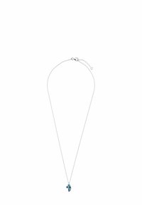 Silberne Halskette mit dünner Kette, die einen türkisfarbenen, geschwungenen Edelstein-Anhänger mit feinen Details präsentiert.