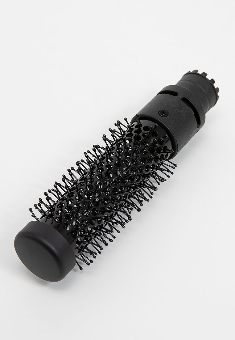 Czarna, okrągła szczotka do włosów z plastikowymi włosami, teksturowanym uchwytem i cylindrycznym kształtem. Posiada pustą sekcję na przepływ powietrza.