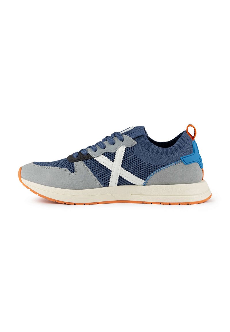 Scarpe sportive blu e grigie con tomaia in rete, suola in gomma, dettagli bianchi, colletto rigato e particolare arancione sul tallone. Progettate per un uso casual.