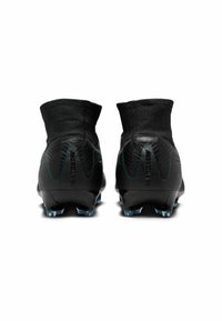 Scarpe da calcio nere con design a caviglia alta, tomaia testurizzata e tacchetti blu trasparenti alla base per una migliore trazione su superfici erbose.