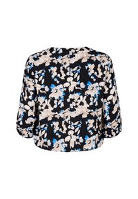 Sort blomsterbluse med store beige og blå blomstermønstre, ærmer til albuen og rund halsudskæring. Glat stof, afslappet pasform.