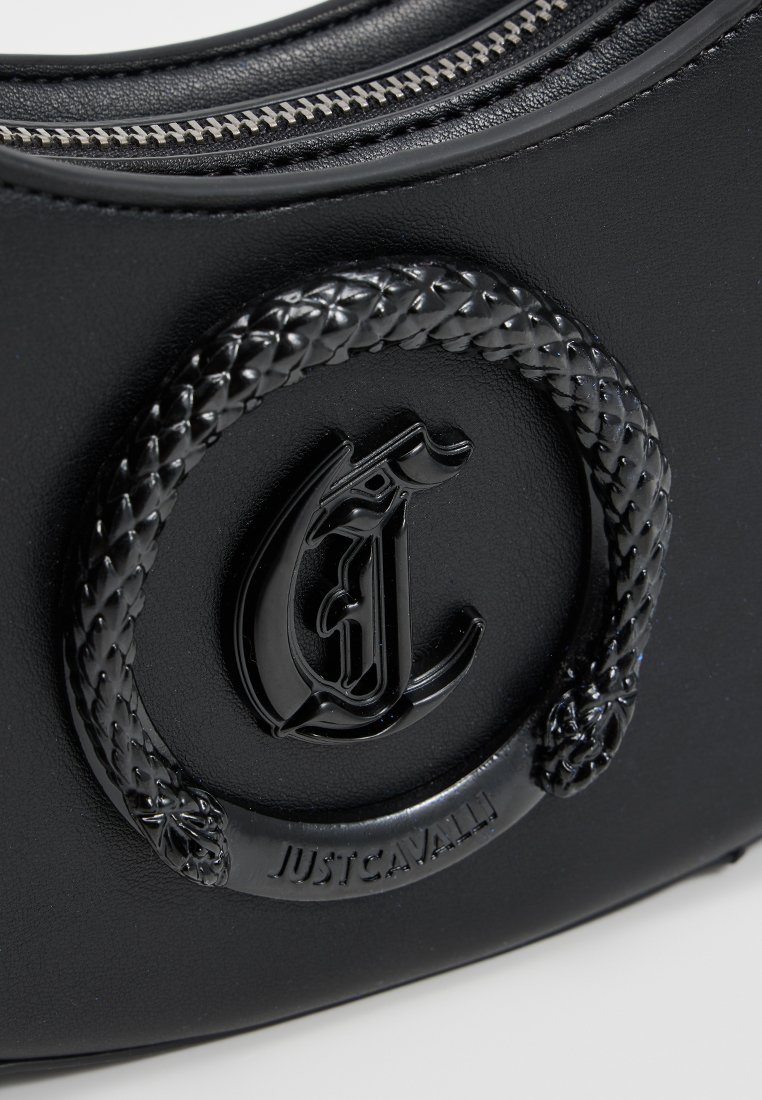 Sac en cuir noir avec un détail tressé et un logo embossé. Fermeture éclair, texture lisse et éléments de design circulaires.